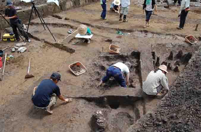 作業風景(2区 様々な遺構が見える) 作業風景(2区 様々な遺構が見える)