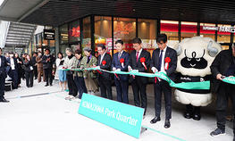 駒沢大学駅前の商業施設「駒沢パーククォーター」開業式に村松哲文学長が出席しました