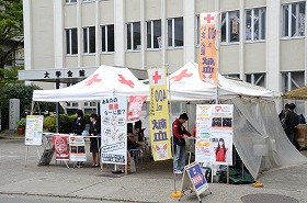 大学会館前の献血会場