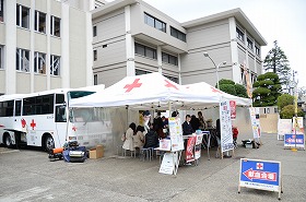 大学会館前の献血会場