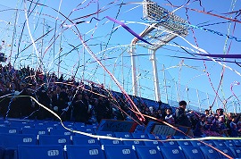 優勝が決まり、紙テープの舞う神宮球場
