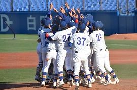 優勝が決まり、マウンドに集る選手たち