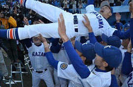 西村 亮監督の胴上げ