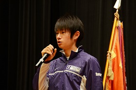 抱負を述べる中村主将