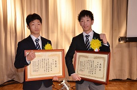田中亮明選手(左)と林田翔太選手