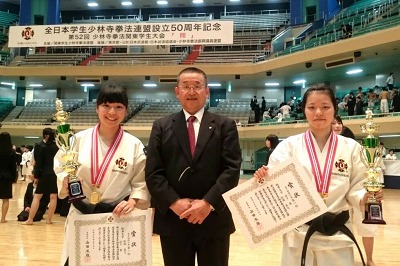 左から、松岡選手、分藤 秀明監督、山下選手