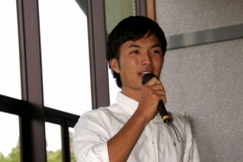 表彰式で「これからも参加したい」と述べる間取さん