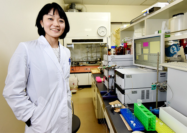 分子をつくる実験室。「ここでよく試行錯誤しています」と岡田先生 分子をつくる実験室。「ここでよく試行錯誤しています」と岡田先生