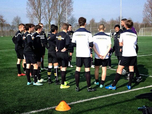 NAC Breda(オランダ)チームへの合流初日の様子。練習前のチームミーティングをしている。