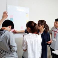 新入生セミナーにおけるグループワークの一コマ